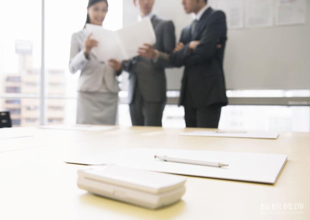 辦公室裝修節(jié)省空間的方案，看看標(biāo)榜裝飾如何做