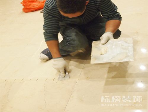 辦公室裝修瓷磚上鋪木地板可以嗎？