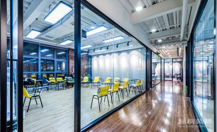 在深圳辦公室裝修中隔斷分為幾種呢，分別有什么特點(diǎn)呢？